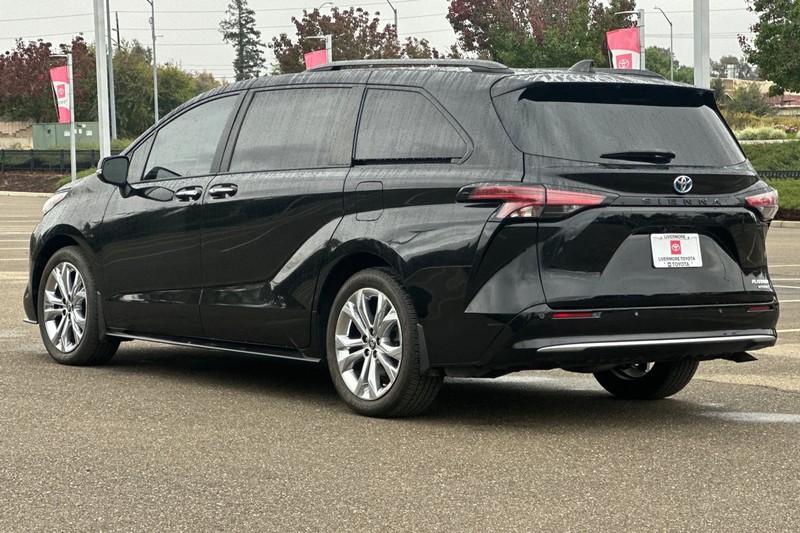 Toyota Sienna Vehicle Full-screen Gallery Image 06