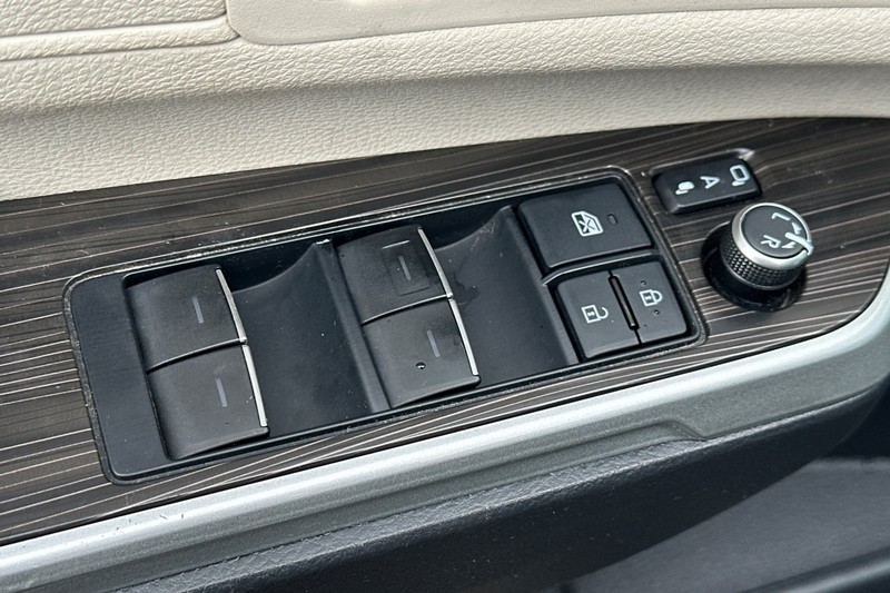 Toyota Sienna Vehicle Full-screen Gallery Image 12