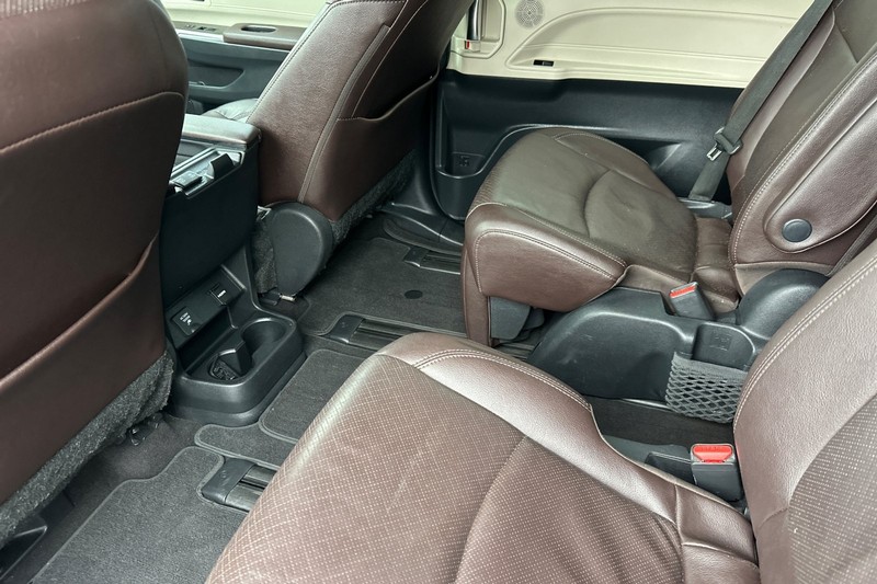 Toyota Sienna Vehicle Full-screen Gallery Image 14