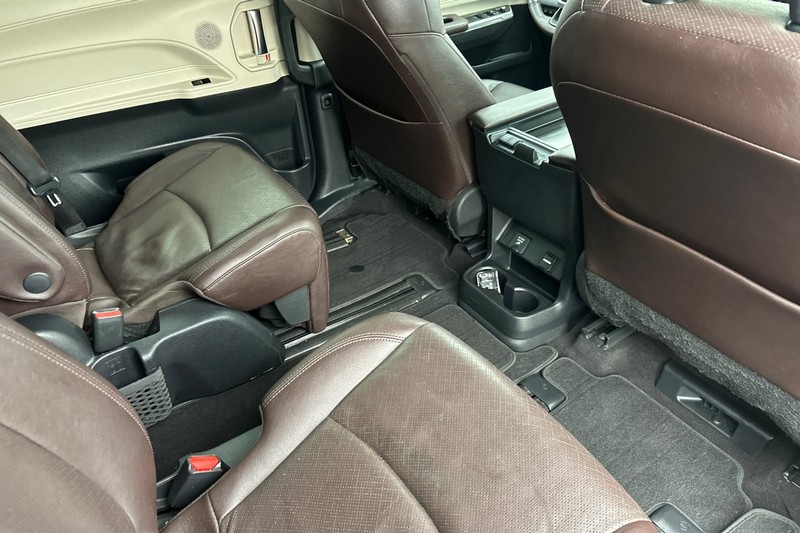 Toyota Sienna Vehicle Full-screen Gallery Image 19