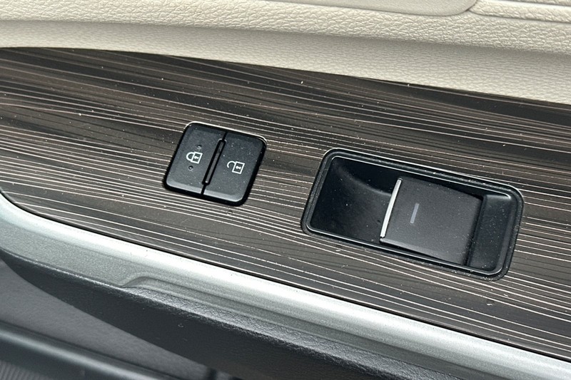 Toyota Sienna Vehicle Full-screen Gallery Image 23