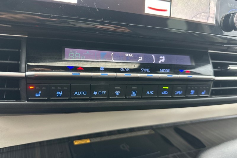 Toyota Sienna Vehicle Full-screen Gallery Image 29