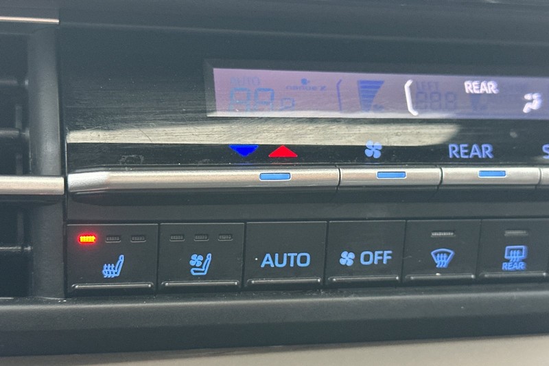 Toyota Sienna Vehicle Full-screen Gallery Image 30