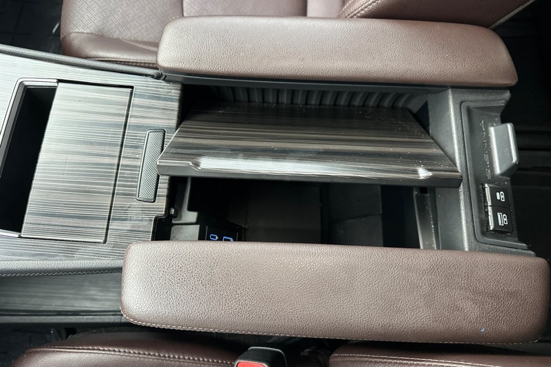 Toyota Sienna Vehicle Full-screen Gallery Image 33