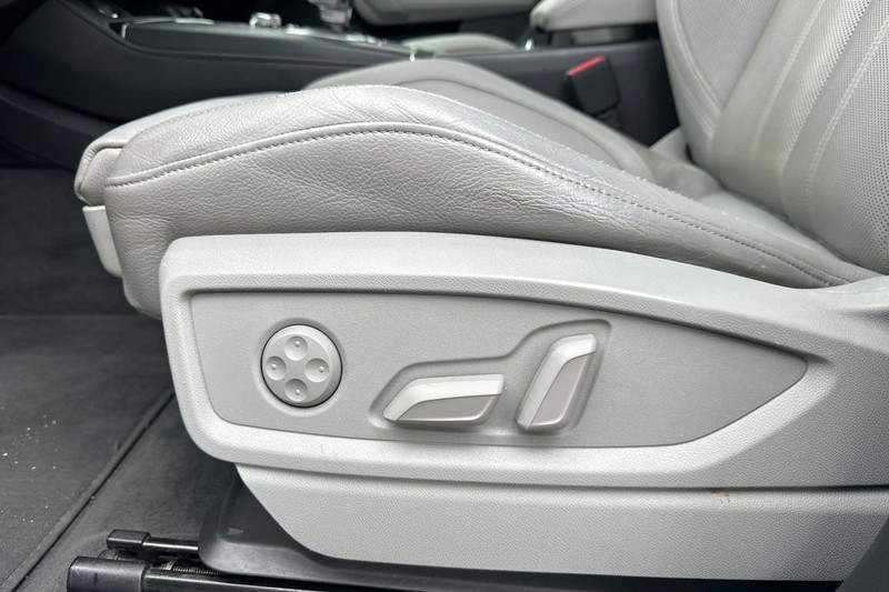 Audi Q5 Vehicle Full-screen Gallery Image 13