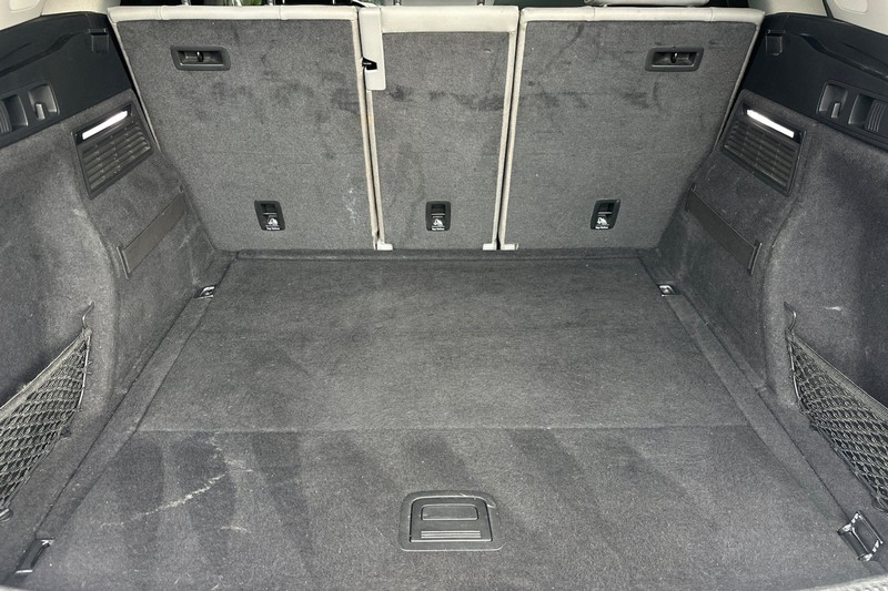 Audi Q5 Vehicle Full-screen Gallery Image 17