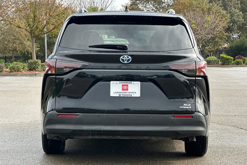 Toyota Sienna Vehicle Full-screen Gallery Image 05