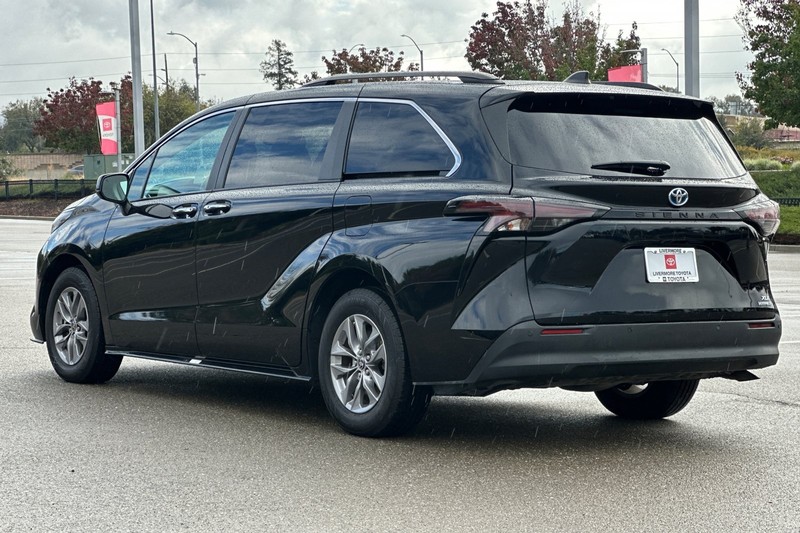 Toyota Sienna Vehicle Full-screen Gallery Image 06