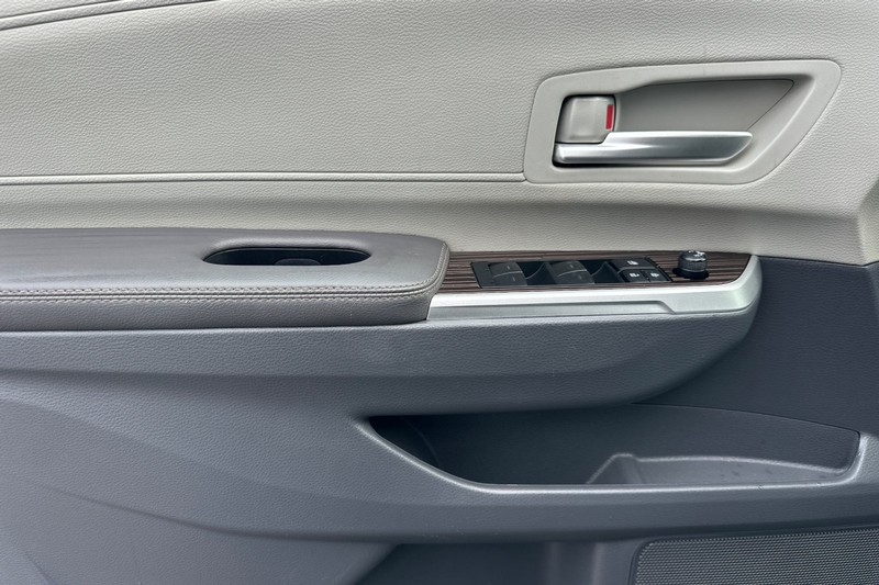 Toyota Sienna Vehicle Full-screen Gallery Image 11