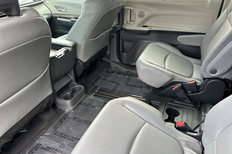 Toyota Sienna Vehicle Full-screen Gallery Image 14