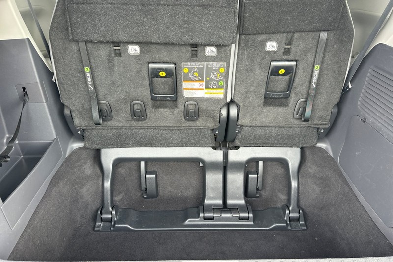 Toyota Sienna Vehicle Full-screen Gallery Image 17