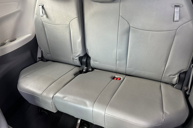 Toyota Sienna Vehicle Full-screen Gallery Image 18
