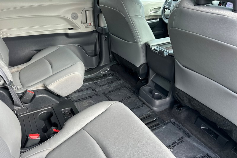 Toyota Sienna Vehicle Full-screen Gallery Image 19