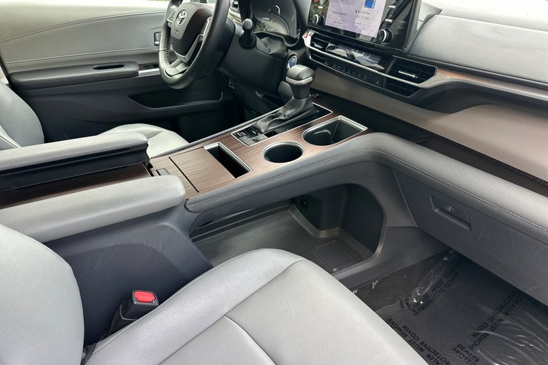 Toyota Sienna Vehicle Full-screen Gallery Image 20