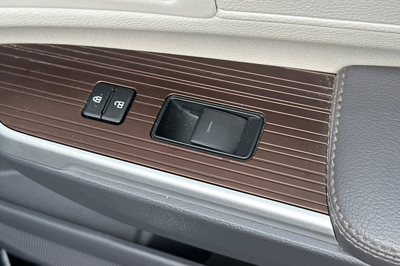 Toyota Sienna Vehicle Full-screen Gallery Image 23