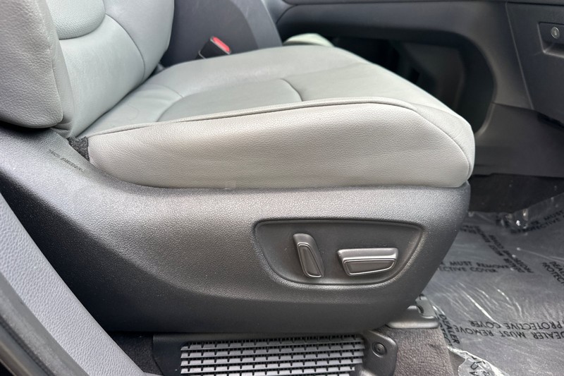 Toyota Sienna Vehicle Full-screen Gallery Image 24