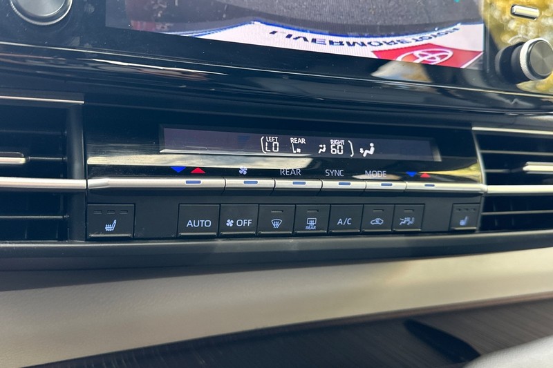 Toyota Sienna Vehicle Full-screen Gallery Image 29