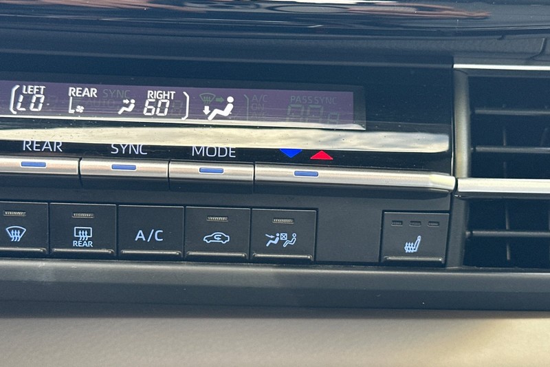 Toyota Sienna Vehicle Full-screen Gallery Image 31