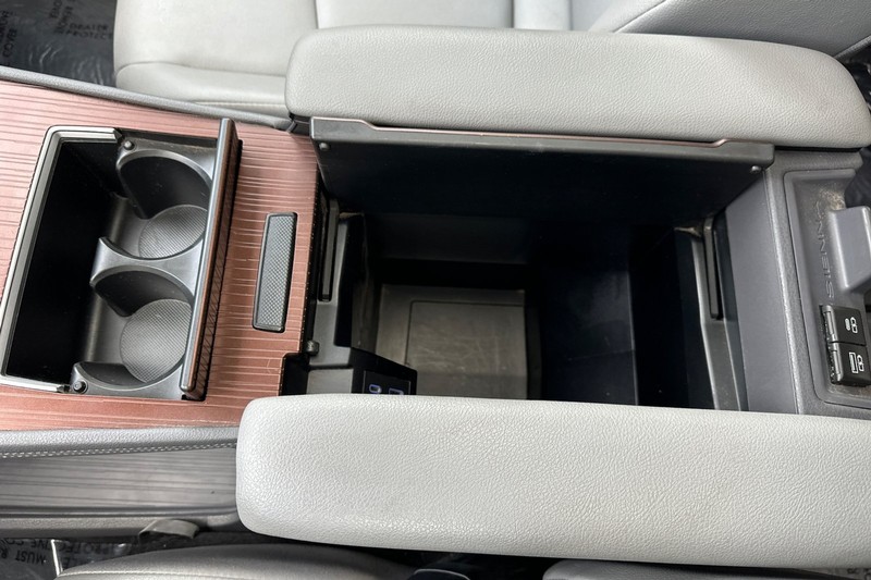 Toyota Sienna Vehicle Full-screen Gallery Image 32