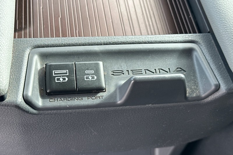 Toyota Sienna Vehicle Full-screen Gallery Image 43