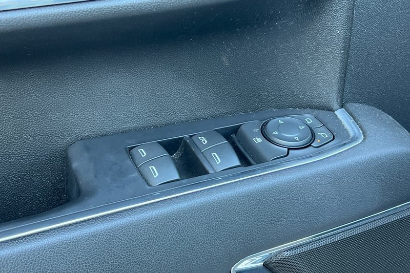 GMC Sierra 1500 Vehicle Full-screen Gallery Image 12