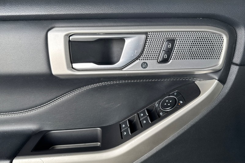 Ford Explorer Vehicle Full-screen Gallery Image 11