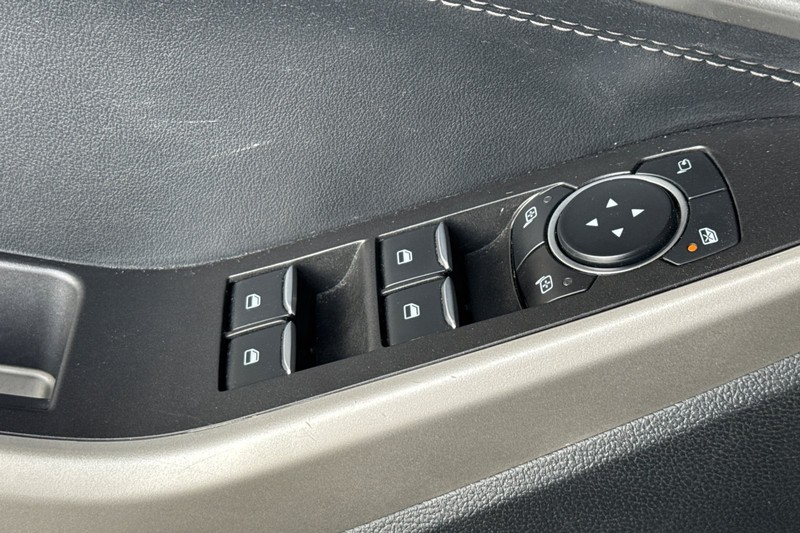 Ford Explorer Vehicle Full-screen Gallery Image 12