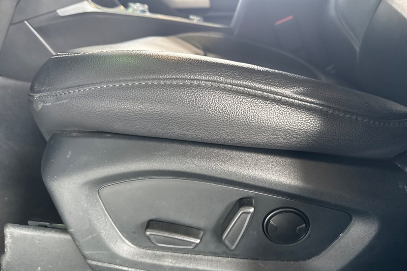 Ford Explorer Vehicle Full-screen Gallery Image 13