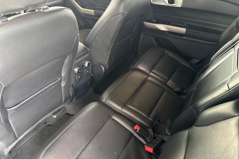 Ford Explorer Vehicle Full-screen Gallery Image 14