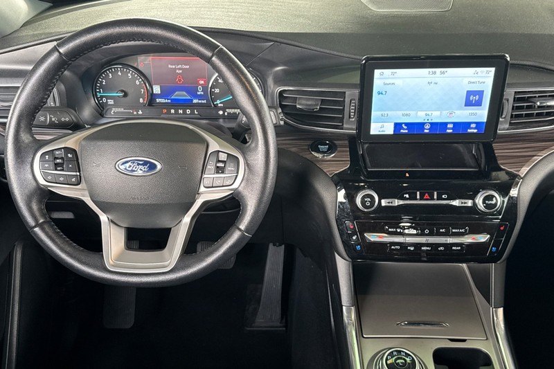 Ford Explorer Vehicle Full-screen Gallery Image 16