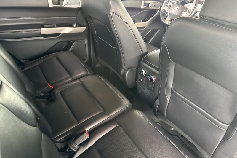 Ford Explorer Vehicle Full-screen Gallery Image 19