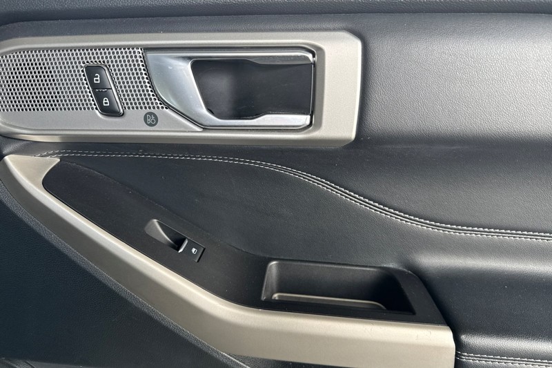 Ford Explorer Vehicle Full-screen Gallery Image 22