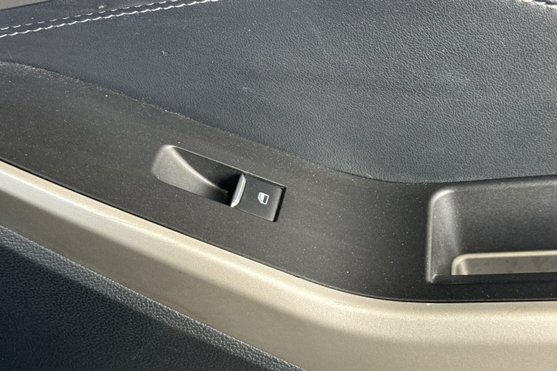 Ford Explorer Vehicle Full-screen Gallery Image 23