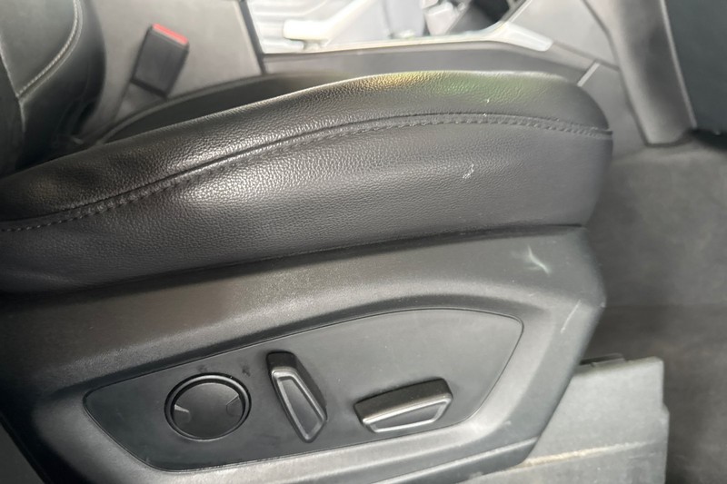 Ford Explorer Vehicle Full-screen Gallery Image 24