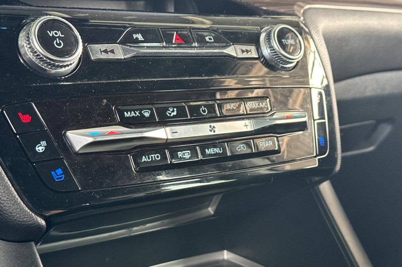 Ford Explorer Vehicle Full-screen Gallery Image 29