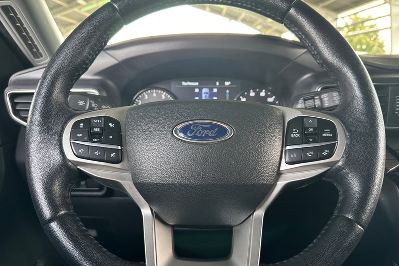 Ford Explorer Vehicle Full-screen Gallery Image 36