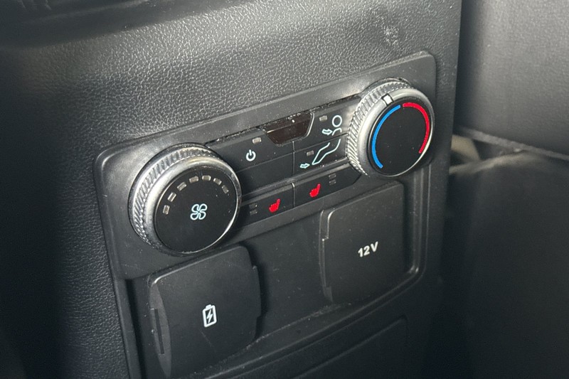 Ford Explorer Vehicle Full-screen Gallery Image 41