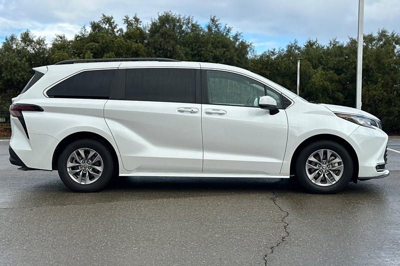 Toyota Sienna Vehicle Full-screen Gallery Image 03