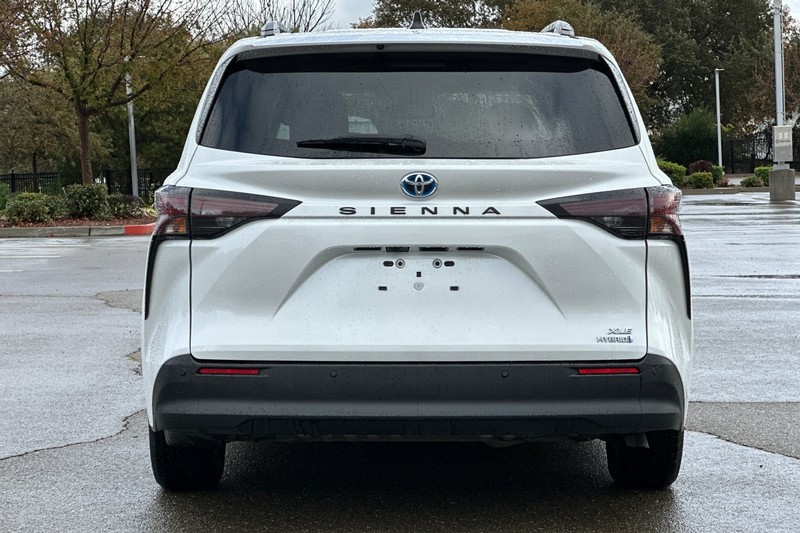 Toyota Sienna Vehicle Full-screen Gallery Image 05