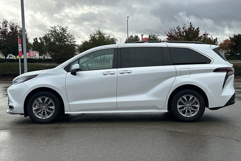 Toyota Sienna Vehicle Full-screen Gallery Image 07