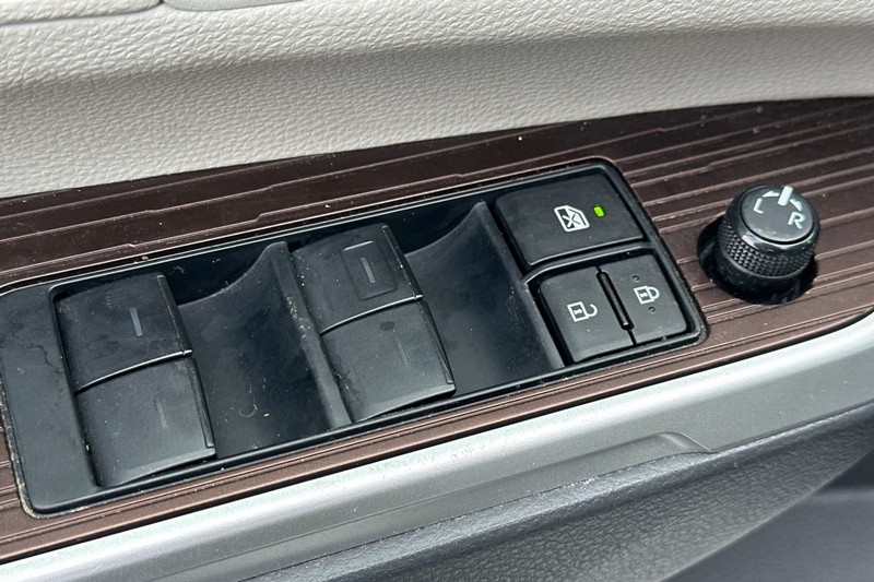 Toyota Sienna Vehicle Full-screen Gallery Image 12