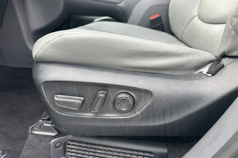 Toyota Sienna Vehicle Full-screen Gallery Image 13