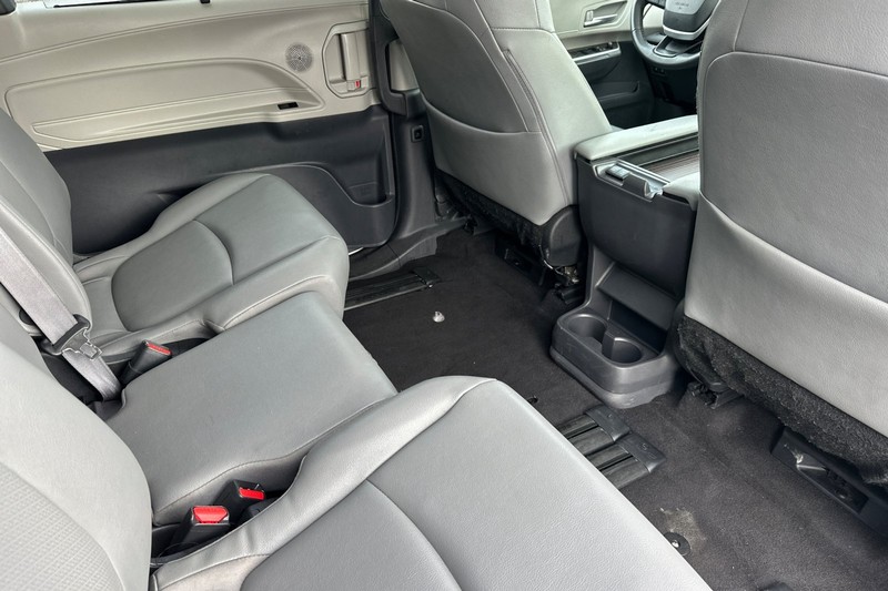 Toyota Sienna Vehicle Full-screen Gallery Image 19