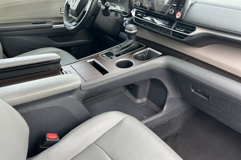 Toyota Sienna Vehicle Full-screen Gallery Image 20