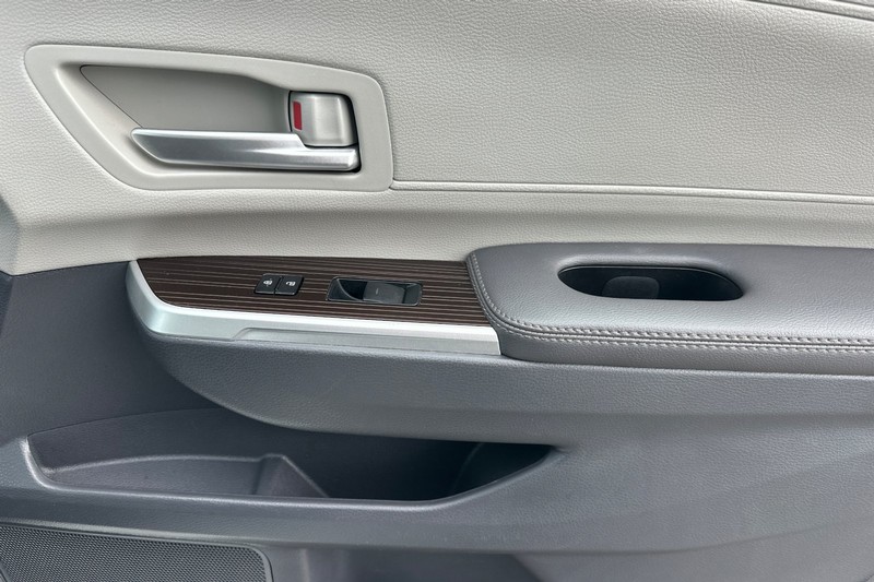 Toyota Sienna Vehicle Full-screen Gallery Image 22