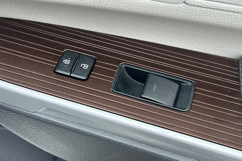 Toyota Sienna Vehicle Full-screen Gallery Image 23