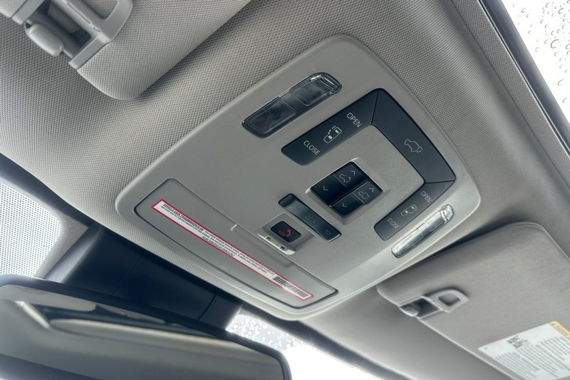 Toyota Sienna Vehicle Full-screen Gallery Image 25