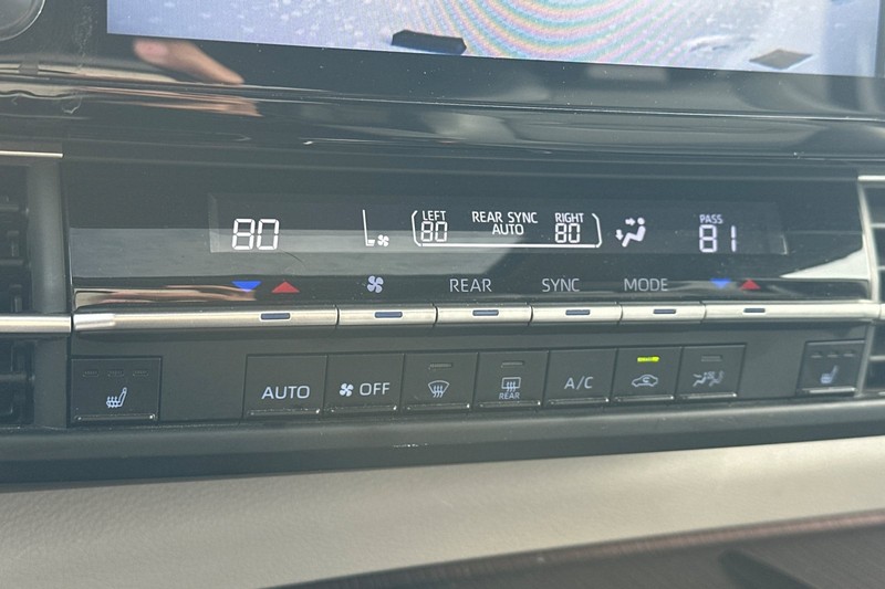 Toyota Sienna Vehicle Full-screen Gallery Image 29