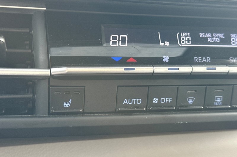 Toyota Sienna Vehicle Full-screen Gallery Image 30