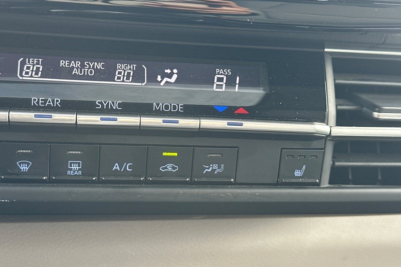 Toyota Sienna Vehicle Full-screen Gallery Image 31